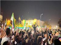 السوريون يرحبون بقرار رفع العقوبات الأمريکيه: "البلاد على سکه الأمل مجددا"