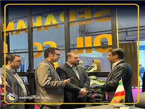 بازدید رئیس هیئت رئیسه صندوق های بازنشستگی نفت از غرفه نفت سپاهان