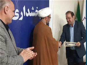 تجليل امام جمعه بخش خاوران از عملکرد شهرداري قيامدشت در اجراي برنامه ها
