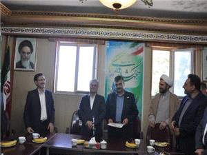 اهداي حکم انتصاب رئيس مرکز تحقيقات و آموزش کشاورزي و منابع طبيعي آذربايجان شرقي