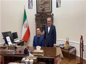 استاندار آذربايجان شرقي، معلم کلاس اول خود را بر صندلي اش نشاند