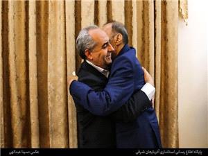 بوسه استاندار آذربايجان شرقي بر دستان معلم کلاس اول