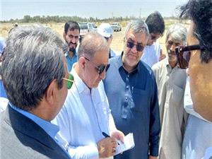 رئيس کميسيون کشاورزي از منشا ريزگردهاي شهرستان بمپور بازديد کرد