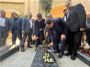 اداي احترام وزير به مقام شامخ شهداي کردستان