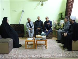 ديدار استاندار گيلان با خانواده شهيد مدافع وطن "مجتبي محمدحسيني" در چابکسر