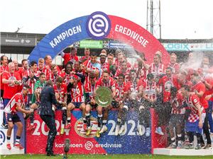بسيناريو أشبه بـ"المعجزه".. کيف خُطف لقب الدوري الهولندي من فم أياکس في اللحظات الأخيره؟