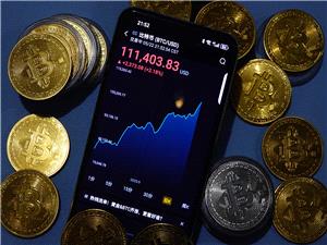 "البيتکوين" تشق طريقها إلى الأعلى.. فماذا ينتظر الذهب الرقمي؟