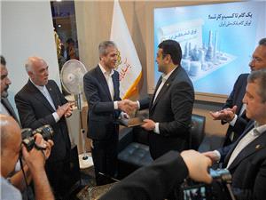 امضاي تفاهم نامه همکاري بين بانک ملي ايران و گروه مالي کاريزما در نمايشگاه اينوکس مشهد