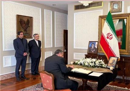 ادای احترام دیپلماتهای جهان به قربانیان انفجار بندرعباس